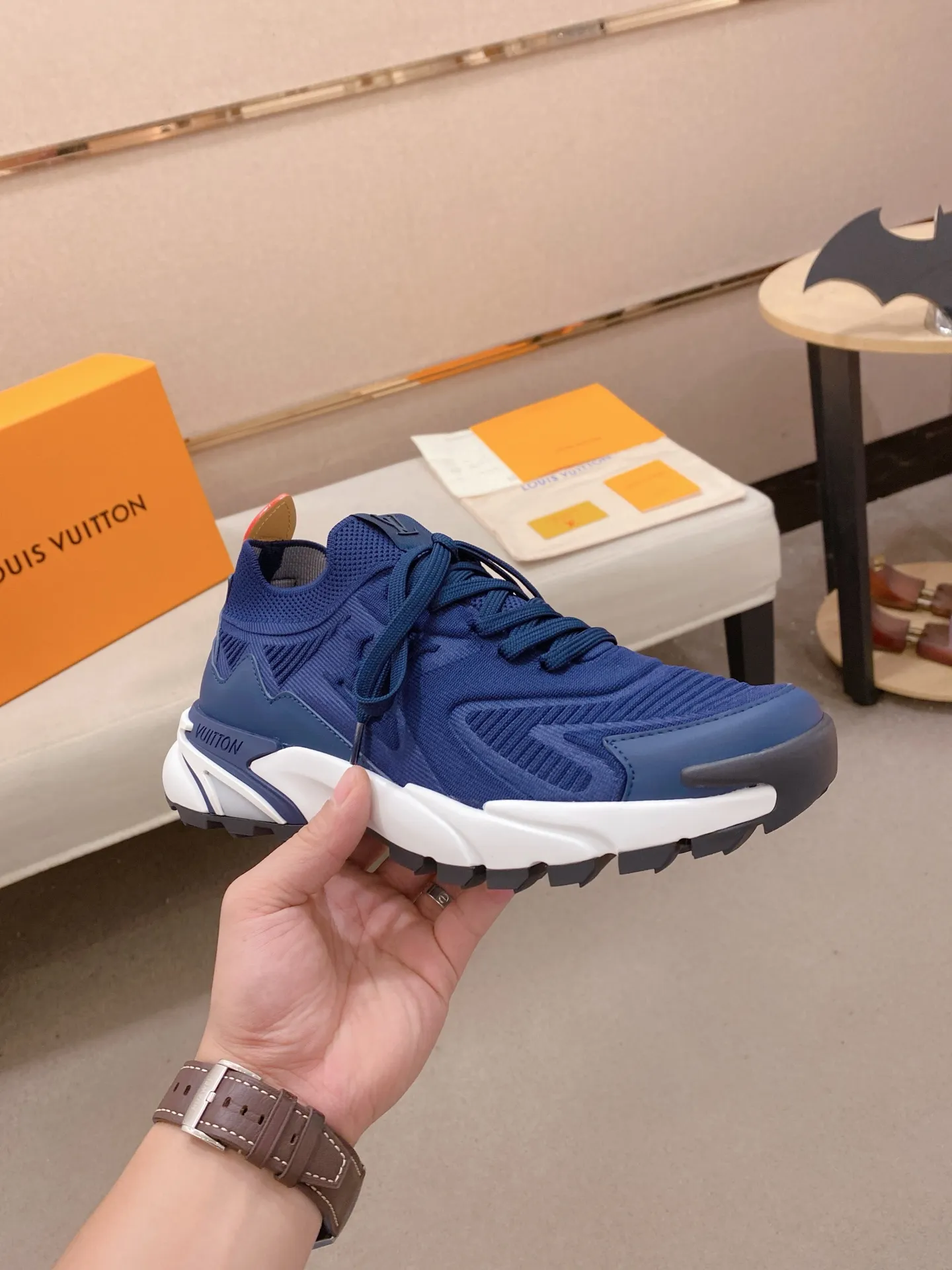 Men's Men's Shoes💰: 620💰The high version of the LV Runner Tatic sneakers are made of a whole piece of technical knitting to create an easy-to-take-on design, and are trimmed with cow leather to outline the upper. The LV logo on the side creates a dynamic feel among the textures, and the leather back strap is shaped like the handle fasteners in the Louis Vuitton leather goods collection. Mixed materials Laces Louis Vuitton accents Rubber outsole with Vuitton logo Size 39-44 Customizable 38.45.46